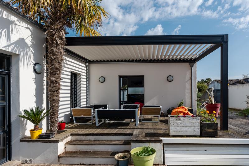 Aménager une terrasse métallique durable, conseils et inspirations
