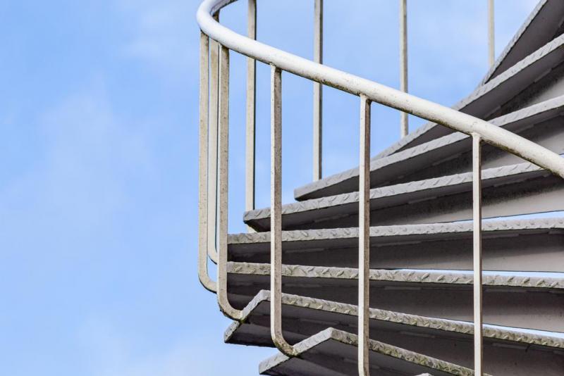 Installer un escalier m&eacute;tallique ext&eacute;rieur, les &eacute;tapes cl&eacute;s