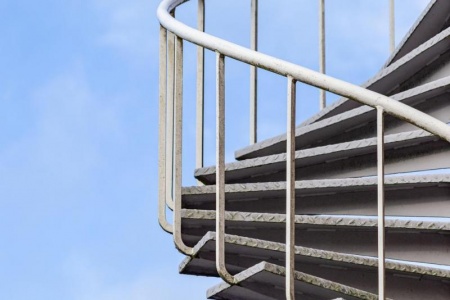 Installer un escalier m&eacute;tallique ext&eacute;rieur, les &eacute;tapes cl&eacute;s